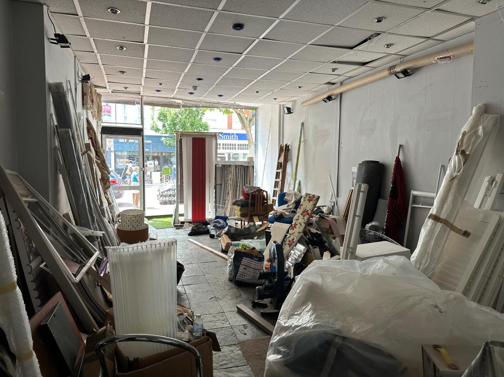 Lot: 42 - COMMERCIAL UNIT FOR INVESTMENT - Shop floor of commercial unit